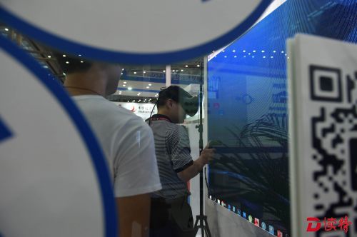 某国际物流企业将VR体验系统搬到物博会现场，供观众体验。1