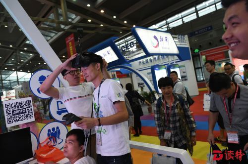 某国际物流企业将VR体验系统搬到物博会现场，供观众体验。2