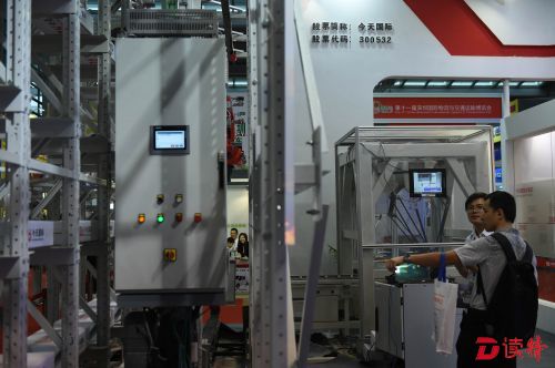深圳企业展出自动化物流系统。