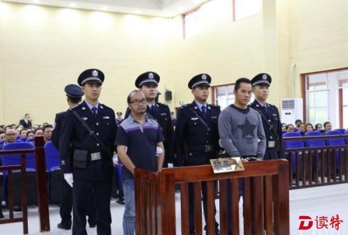被告人王杰（左一）在法庭上。 隆林各族自治县人民法院官网 图
