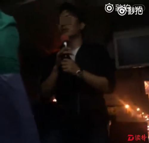 10月7日，有网友上传了“云南康辉旅行社导游阿伟在大巴上训斥游客不购物的视频”。经调查，昆明市旅游监察支队决定吊销涉事导游的导游证，对旅行社罚款10万元。
