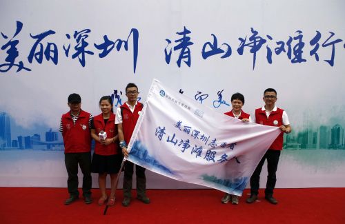 400名“美丽深圳”志愿者梧桐山上清垃圾