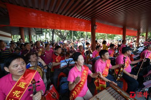 “莲花山放歌”每周日上午的歌唱活动总能吸引数百群众自发参加。