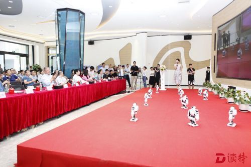 10月15日，“双创周”龙华新区首场活动在锦绣科学园进行，图为机器人舞蹈亮相开幕式大放异彩。