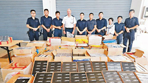 香港：走私快艇撞水警船 3人弃220万货物逃跑
