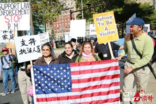 图为两名参加游行活动的华人和一名白人犯罪受害者。（大费城华人枪友会供图）
