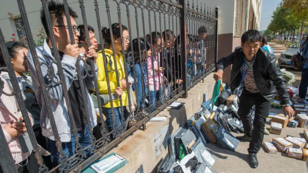 中国大学生人均年收包裹16个 带动7万人就业