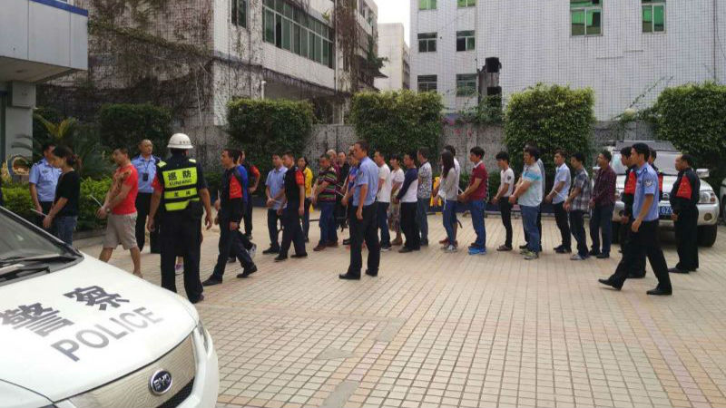 货柜箱里竟藏了个赌窝！被警方一窝端了54人