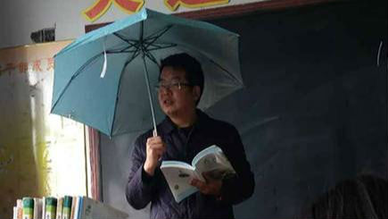 真实存在！山西一中学教室漏雨老师撑伞上课