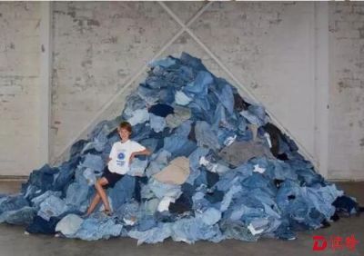 这个男孩用8年收集3万条牛仔裤造出60套房