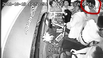 公交车司机熄灯20秒 “劝”小偷主动交手机