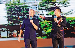 来自英国的外教讲述他在宝安的生活和工作情况。