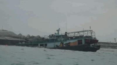 渔船永兴岛外触礁半沉 船上17人获救