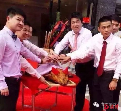 公司开业现场，姚文辉（右一）