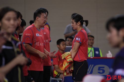 比赛间隙，奥运冠军、深圳大学乒超俱乐部总教练马琳对陈梦进行现场指导。