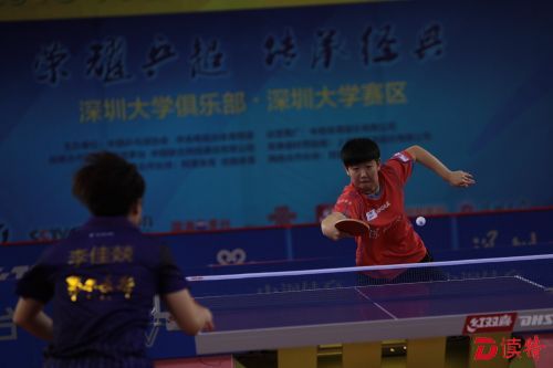首晚比赛，深圳大学俱乐部的孙颖莎（红衣）对战鄂尔多斯1980俱乐部的李佳燚。