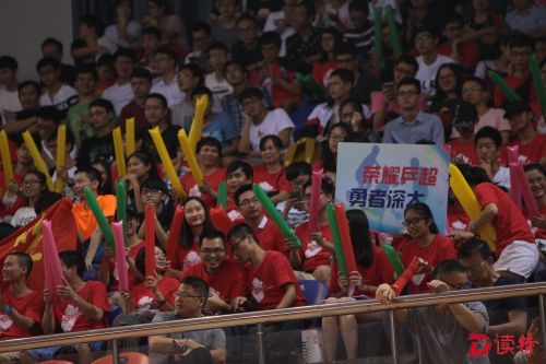 现场聚集了不少深圳大学的乒乓球爱好者为比赛选手加油打气。