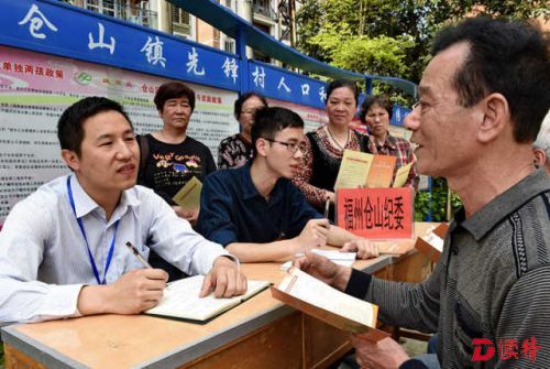 2016年4月28日，福州市仓山区纪检干部在仓山镇先锋村受理群众信访，严查问题线索，杜绝干部“带病提拔”。