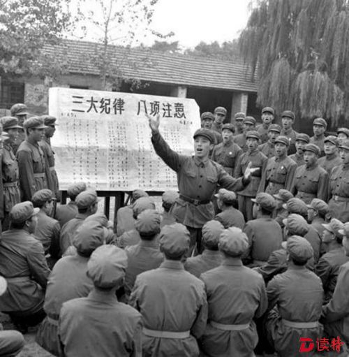 人民解放军济南部队某部“英勇顽强岱崮连”干部战士在演唱《三大纪律八项注意》（资料照片）。