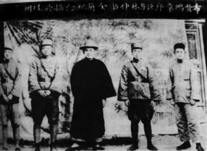 1931年冬，习仲勋与刘尚志等结为“金兰”。左起：习仲勋、刘书林、张秋臣、阎鸿章、刘尚志（字希贤）。