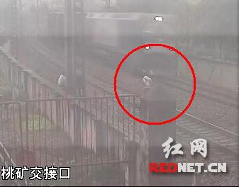 长沙铁路公安处监控视频拍摄到的画面。