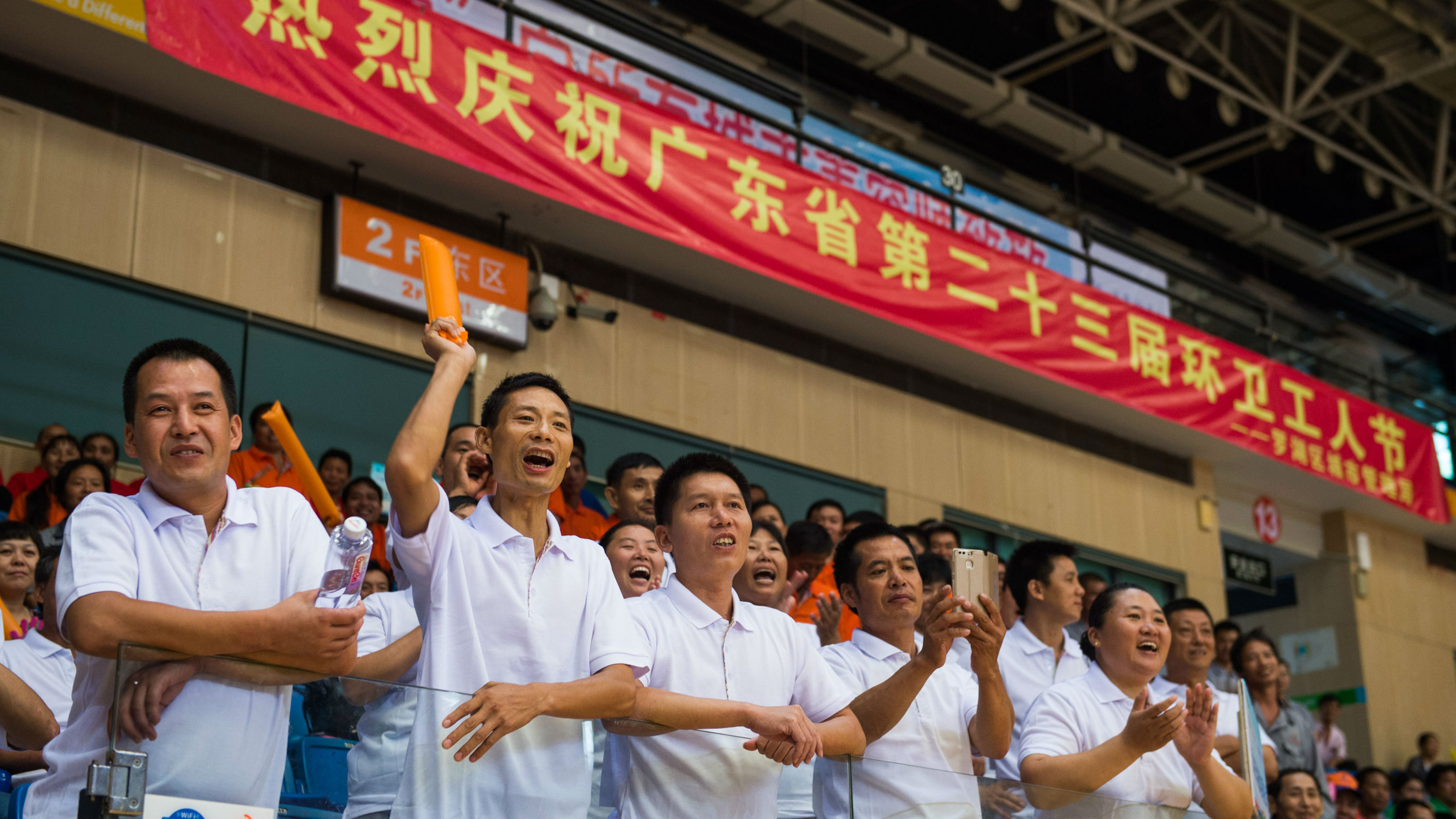 “小橙人”脱掉了马甲，他们这是在干啥呢？