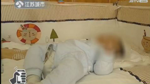 孩子一觉睡34个小时？ 保姆行李中现可疑药瓶