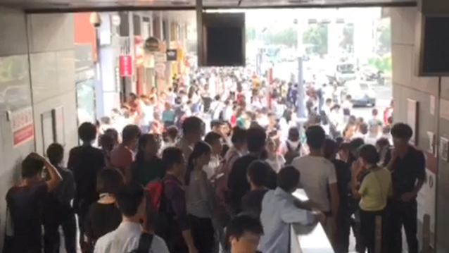 突发|龙华线因供电故障导致停运 大批乘客滞留