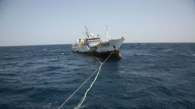 载52人台渔船在日本外海碰撞起火 1人落海