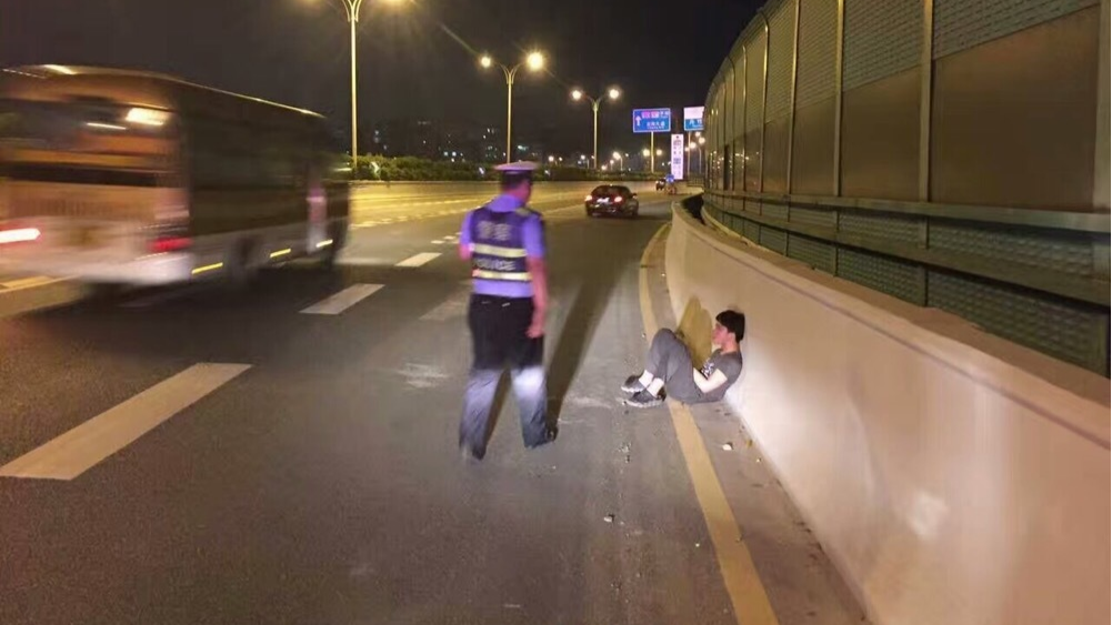 初三学生失恋深夜桥上痛哭 交警蜀黍送他回家