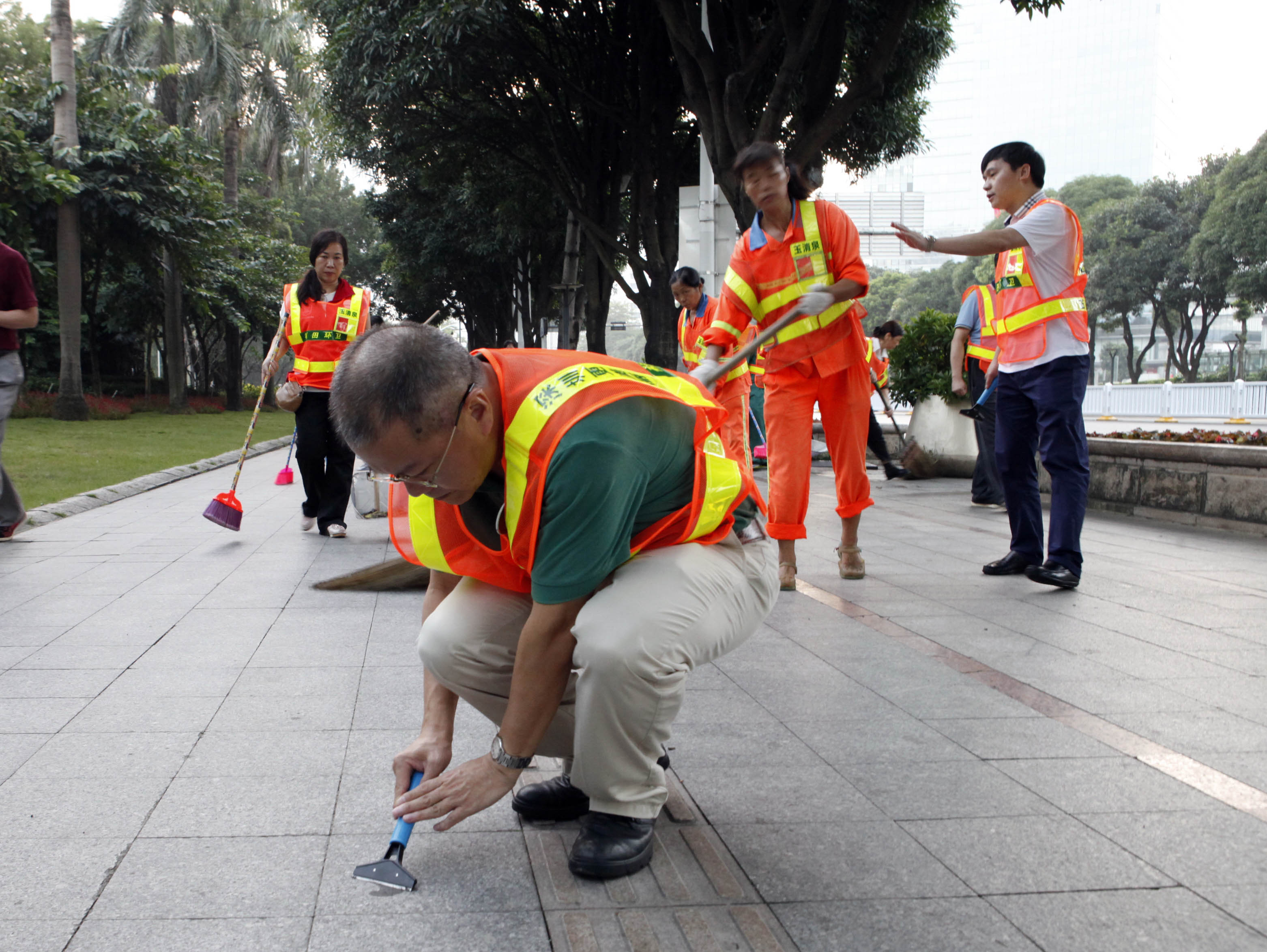 爱心替岗 2000名志愿者上岗让环卫工人歇一歇