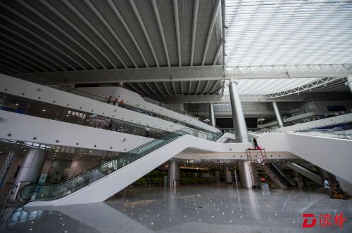 新建成的太子湾邮轮母港内景宽敞明亮，十分具有现代感。
