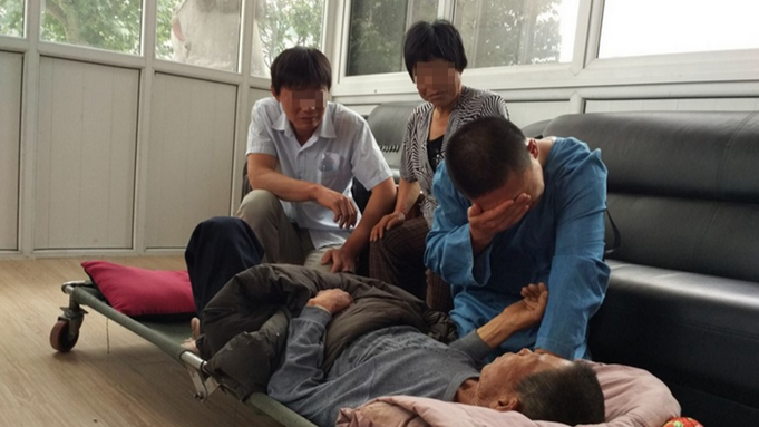 病危父亲乘担架探望戒毒儿 翌日病逝