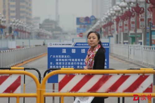 2013年2月27日，受地铁7号线工程影响，华强北路机动车道进行于当日开始封闭。