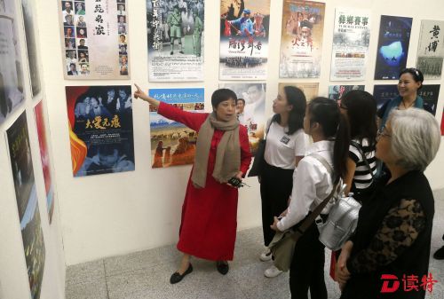 嘉宾观看海报展--002