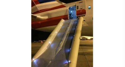 美国航空一航班在浦东机场误放滑梯 延误2小时