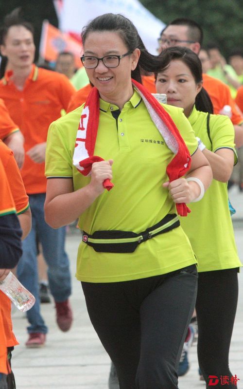 ds110115深圳报业集团的员工在快乐奔跑