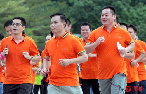 ds110107深圳报业集团的员工在快乐奔跑