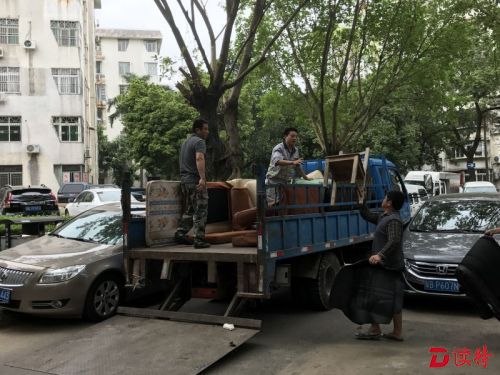 老旧小区垃圾桶不够 市城管局现场提出整改