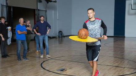 NBA球星库里隔空叫板张继科 乒乓篮球皆玩转