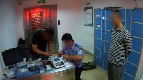 因孤单吸毒贩毒 快递员被拘留