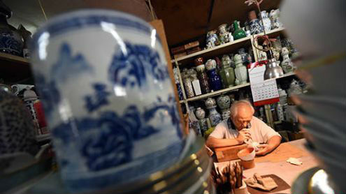 香港手绘彩瓷厂——“老手艺”后继无人