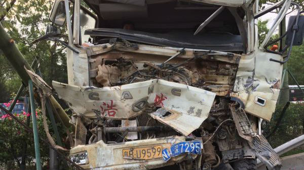 福龙路车祸两人被困 塞车两个多小时   