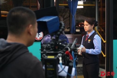 剧照，聂兰燕认真出演