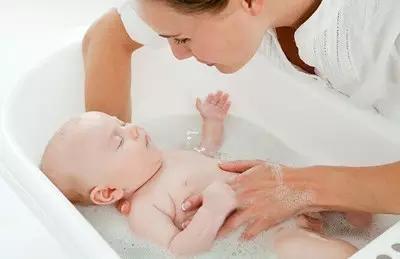 想宝宝秋季洗澡不着凉，一定要注意几个关键点