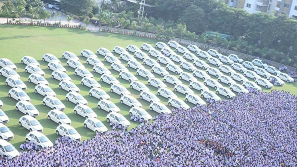 【新闻视频】2016.11.5壕老板奖励员工400套房上千辆车