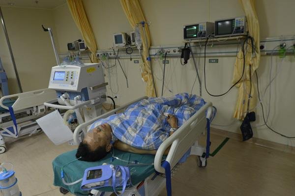 上海高速车祸45岁车主为提醒他人被撞致截肢