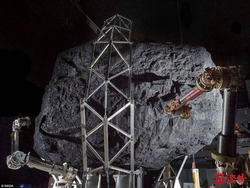 　这架无人航天飞船将从小行星上“摘取”一块巨石，让它绕着月球旋转。未来的宇航员在前往火星执行任务之前，便可以先前往这处基地，为下一步任务做好准备。目前，NASA已经造出了所需的机械臂模型，并用一块巨石模型进行了测试。