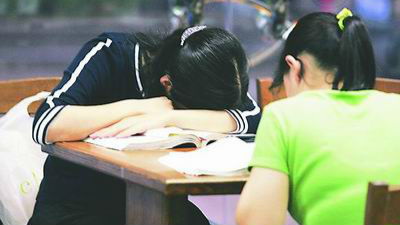 中小学生作业少了考试少了为啥还是累