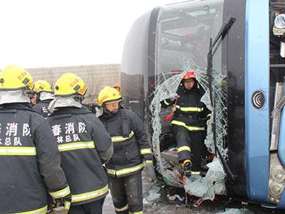 长春载53人旅游大巴发生侧翻 3人死亡多人受伤